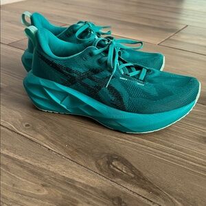 Asics Teal women’s Novablast 5 size 7.5